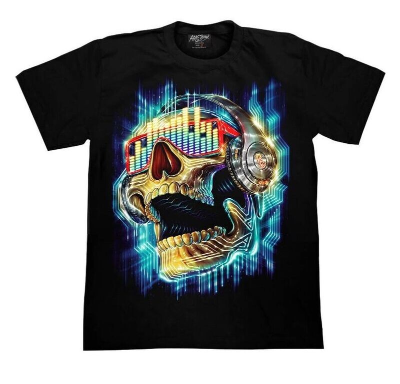 T-Shirt en 3D - XL - Portrait d'un Crâne Lumineux avec une Paire de Lunette Rouge Lumineux & un Casque Audio puis un Piercing au Nez sous Fond Bleu /Vert/Marron. T-Shirt en 3D - XL - Portrait d'un Crâne Lumineux avec une Paire de Lunette Rouge Lumineux & un Casque Audio puis un Piercing au Nez sous Fond Bleu /Vert/Marron.