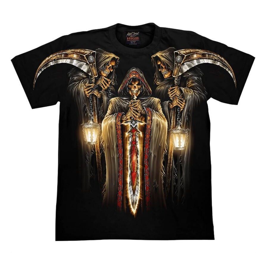 T-Shirt en HD - XL - Trois Faucheurs Debout avec deux Fourches et une Épée avec deux Lanternes sous un Fond Marron/Rouge