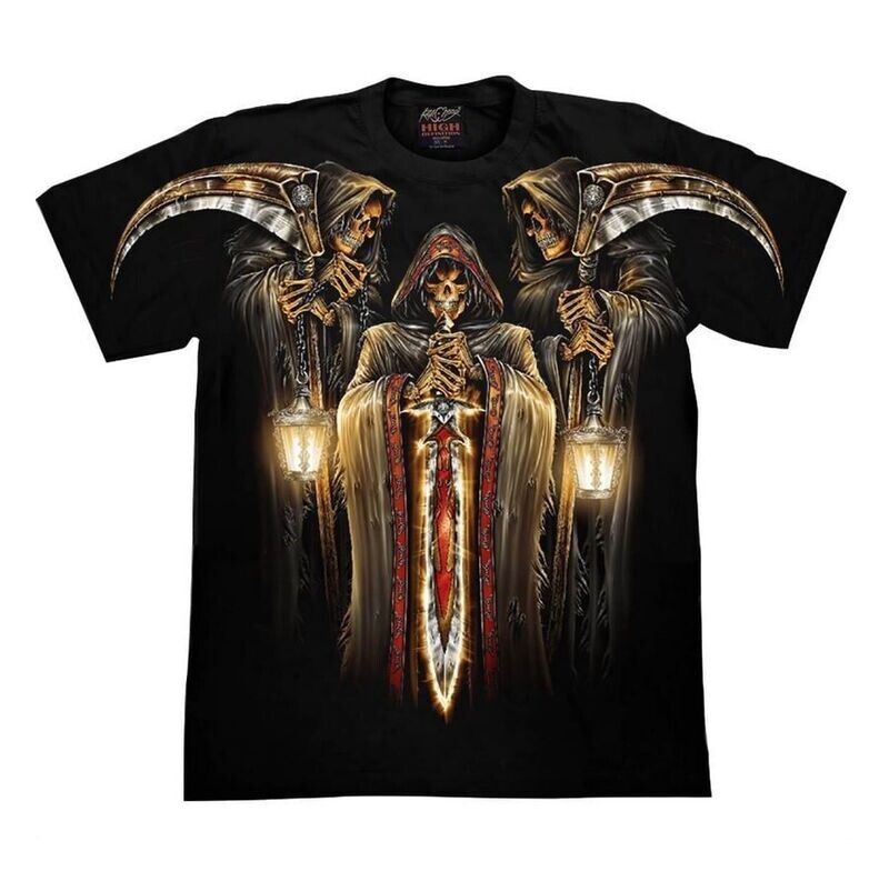 T-Shirt en HD - XL - Trois Faucheurs Debout avec deux Fourches et une Épée avec deux Lanternes sous un Fond Marron/Rouge