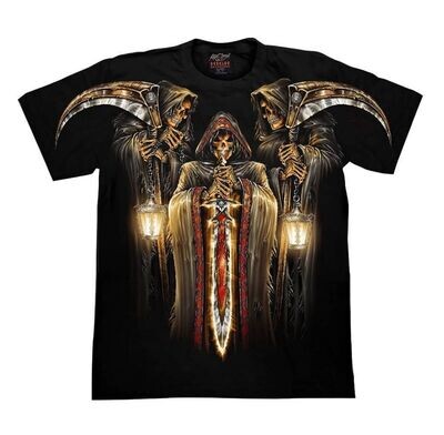 T-Shirt en HD - XL - Trois Faucheurs Debout avec deux Fourches et une Épée avec deux Lanternes sous un Fond Marron/Rouge