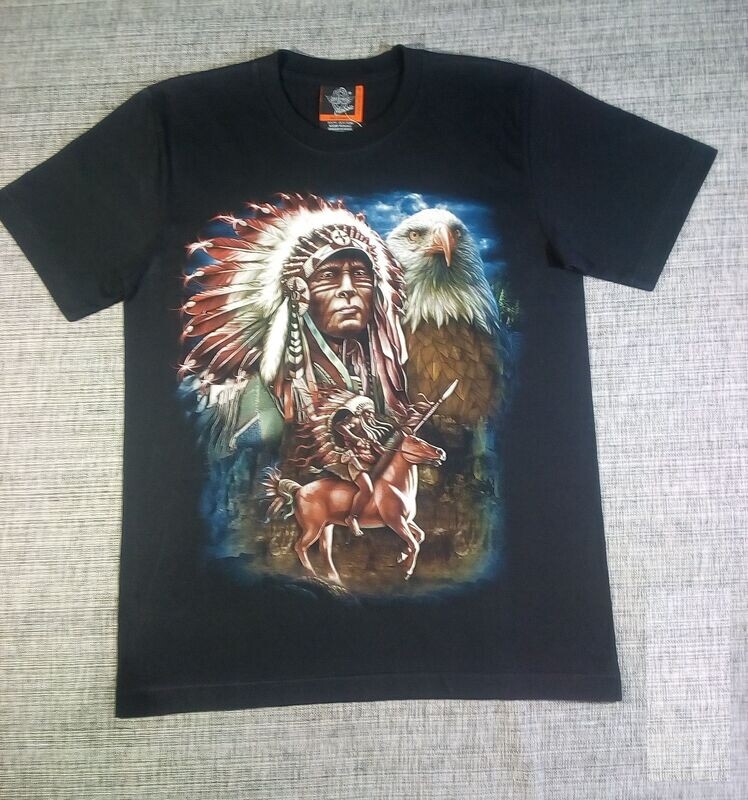 T-Shirt - S - Portrait d'un Chef Indien avec un Portrait d'Aigle en Devant un Cavalier Chef Indien sur Fond de Forêt, Montagne
