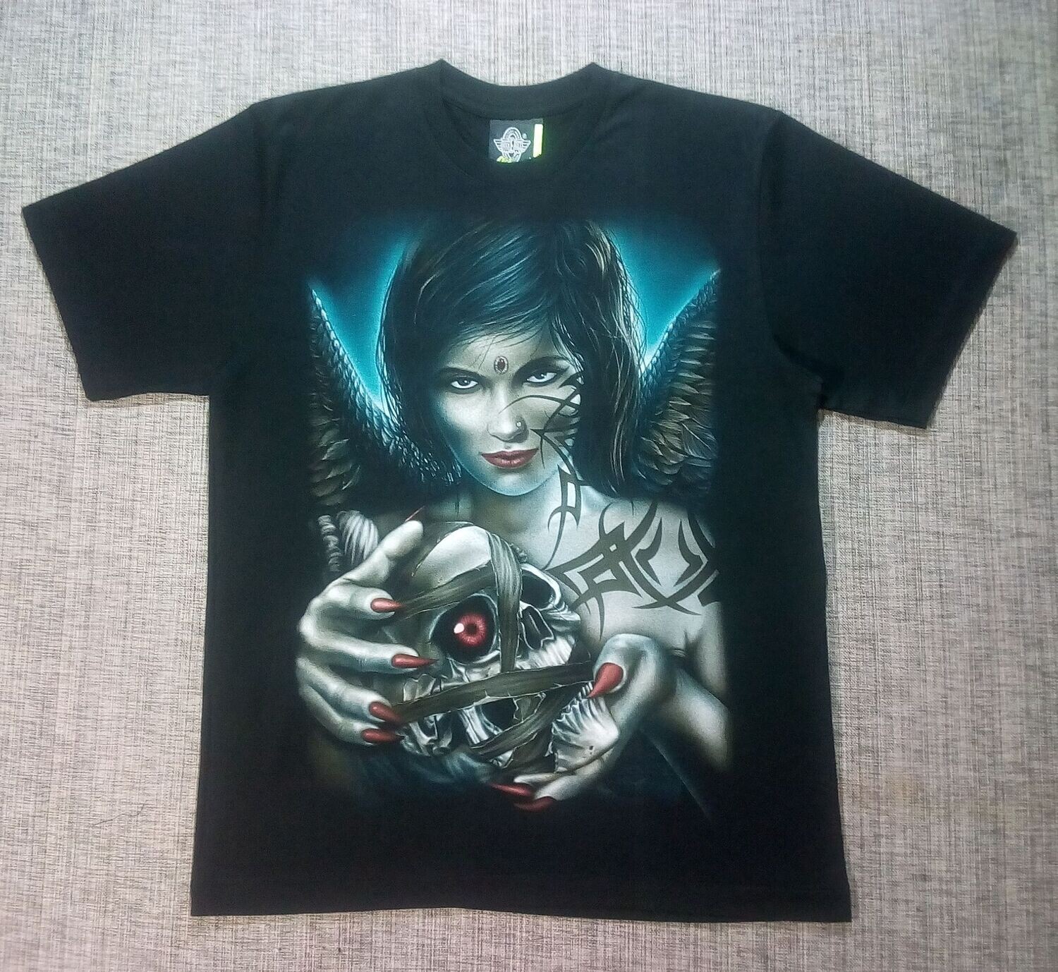 T-Shirt- L - Portrait d'une Girl Guerrière, avec une Paire d'Aile Magnifique, son Épée à sa Mains et aussi présent un Crâne aux Yeux Rouge sur Fond Bleu/Nuit