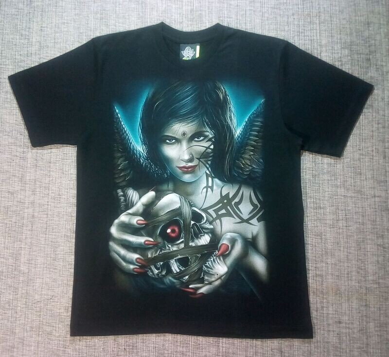 T-Shirt- L - Portrait d'une Girl Guerrière, avec une Paire d'Aile Magnifique, son Épée à sa Mains et aussi présent un Crâne aux Yeux Rouge sur Fond Bleu/Nuit T-Shirt- L - Portrait d'une Girl Guerrière, avec une Paire d'Aile Magnifique, son Épée à sa Mains et aussi présent un Crâne aux Yeux Rouge sur Fond Bleu/Nuit
