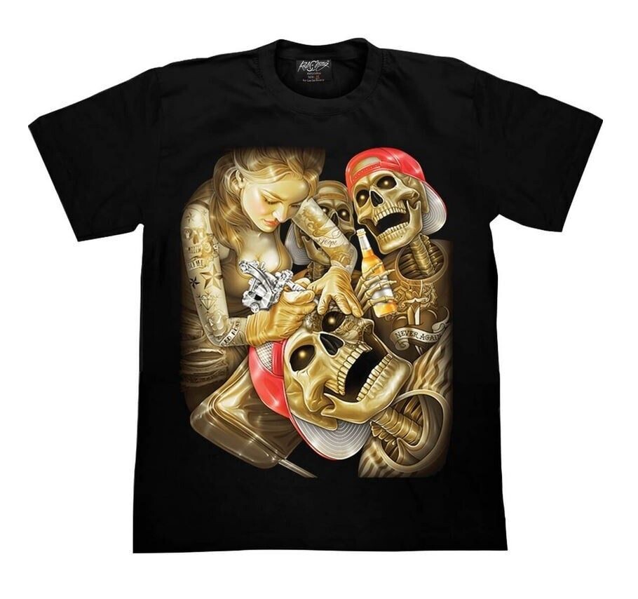 T-Shirt - M - Une Girl Tatoueuse Effectue un Tatouage sur 1 Boy Casquette Rouge et 2 Boys Casquette Rouge Regarde
