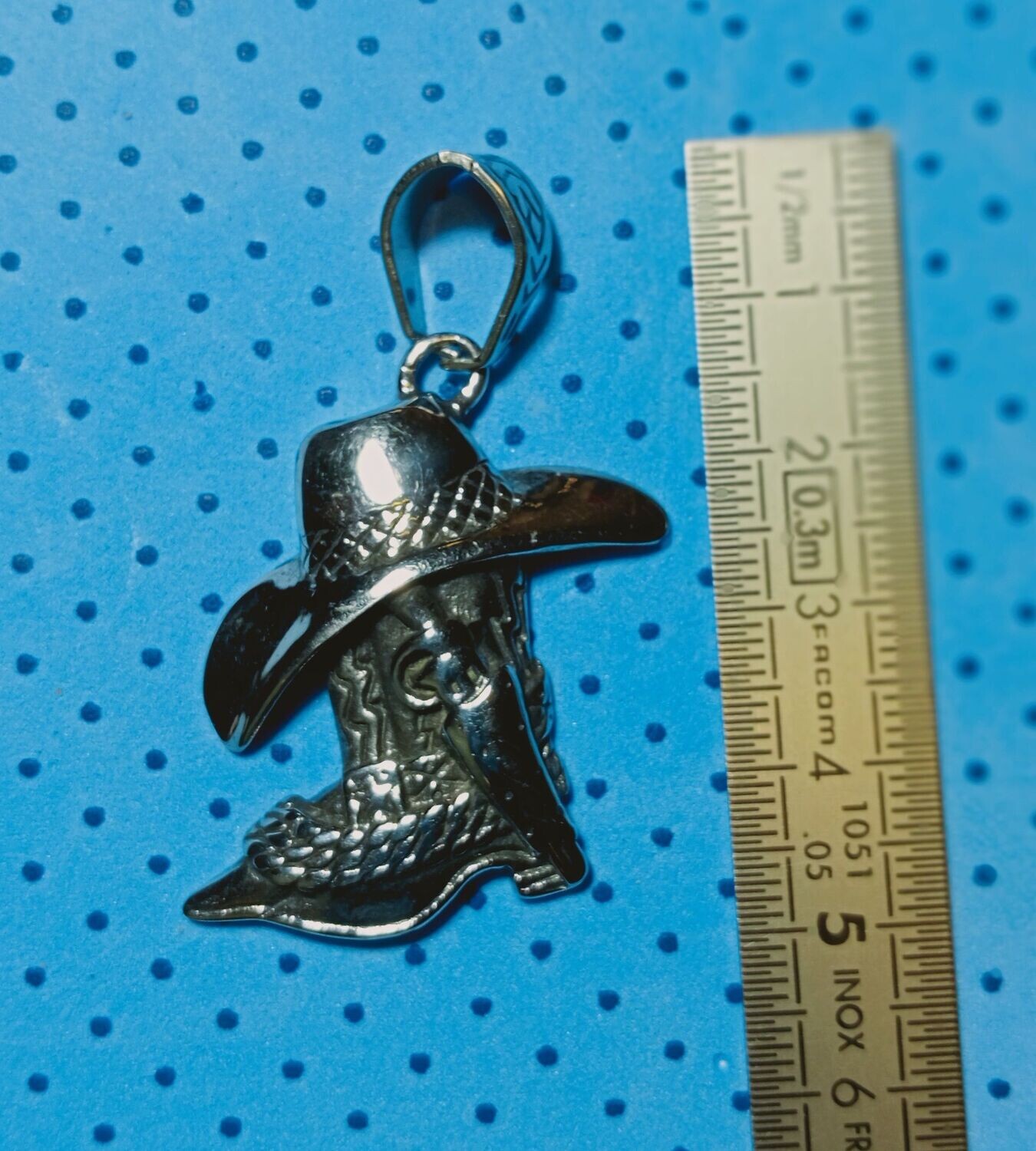 Pendentif avec son Motif "Botte de Cow-Boy avec Chapeau et Revolver "& la Belière est gravée de Symbol.