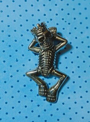 Pendentif avec son Motif "Roi Squelette en Repos Bébé "& la Belière est Soudée au Pendentif, Hauteur du Crâne.