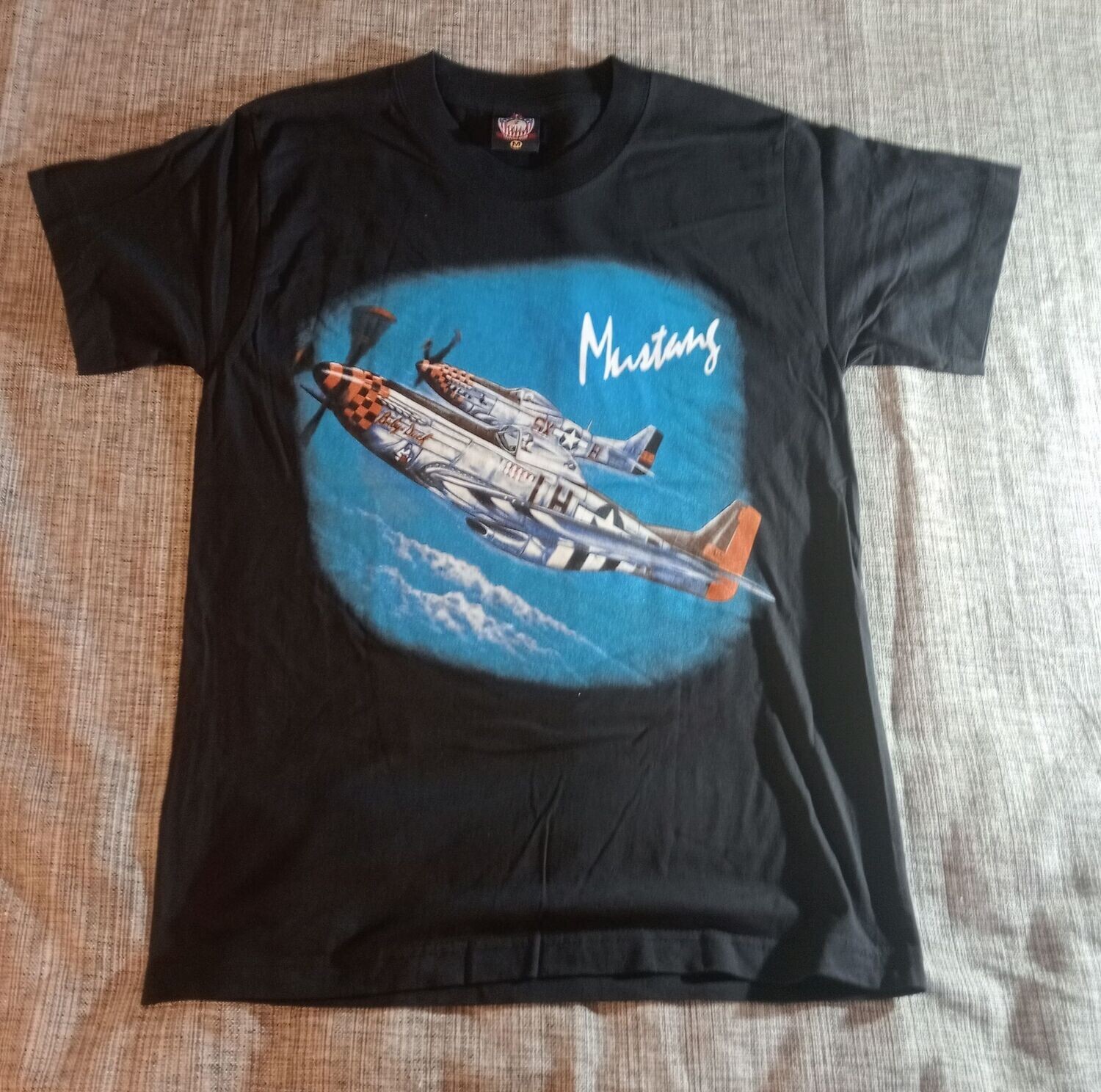 T-SHIRT - M - Deux Avions Mustang sur un fond Nuageux et Bleu