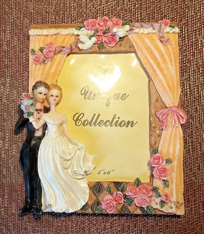 Cadre Photo de Mariage avec un Motif "Couple de Marié" Côté "Droit" et le Cadre est entouré de Bouquets de Roses - Format 10 x 7.5 Environ