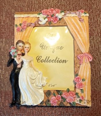 Cadre Photo de Mariage avec un Motif "Couple de Marié" Côté "Droit" et le Cadre est entouré de Bouquets de Roses - Format 10 x 7.5 Environ