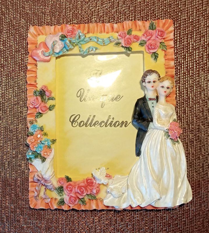 Cadre Photo de Mariage avec un Motif "Couple de Marié" Côté "Gauche" et le Cadre est entouré de Bouquets de Roses - Format 10 x 7.5 Environ