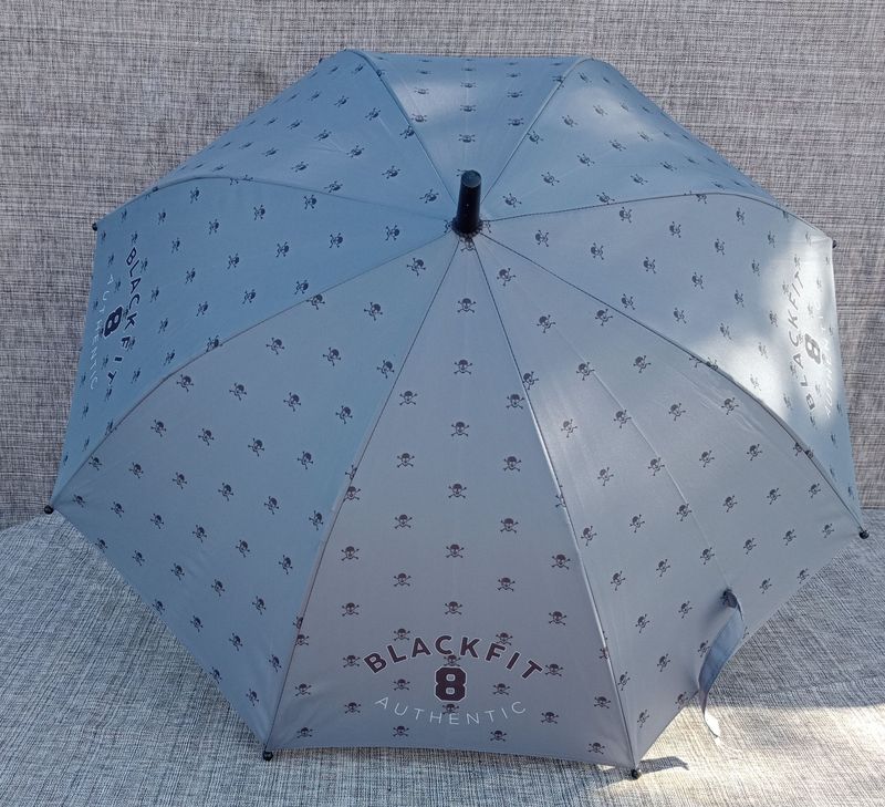 Parapluie Enfant Gris avec impression de Multiple Crânes noir & Logo "BlackFit 8 Authentic"- Envergure de 72 cm