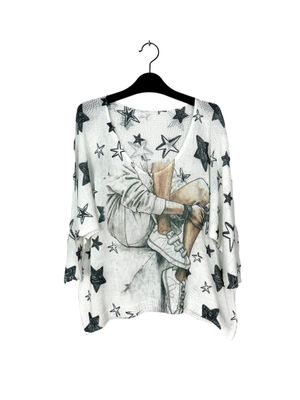 Tunique "Fantaisie" - Jambes et bras Entrelacés avec une Paire de Basket Entouré d'étoiles  sur un Fond Blanc/Crème