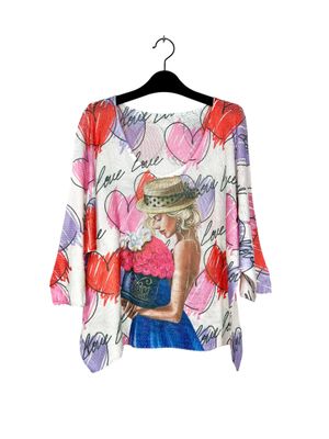 Tunique Tunique "Fantaisie" Une Girl Blonde avec Robe Bleu, Chapeau et d'un Bouquet de Fleurs Bleu et Entourés de Cœurs Rose, Rouge sur un Fond Blanc/Crème