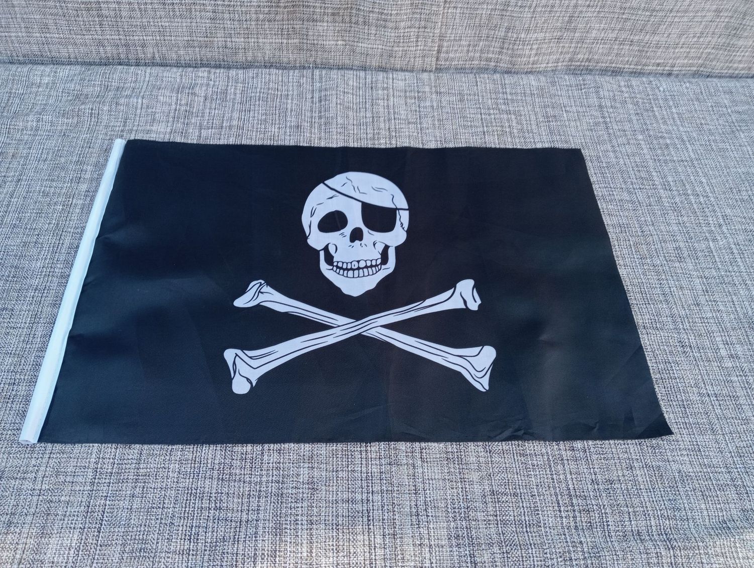 Drapeaux de Pirate où Biker Composé "Crâne, Bandeau Œil, & 2 Os sur Fond Noir - Pour un Format A3 = 30 x 42 cm