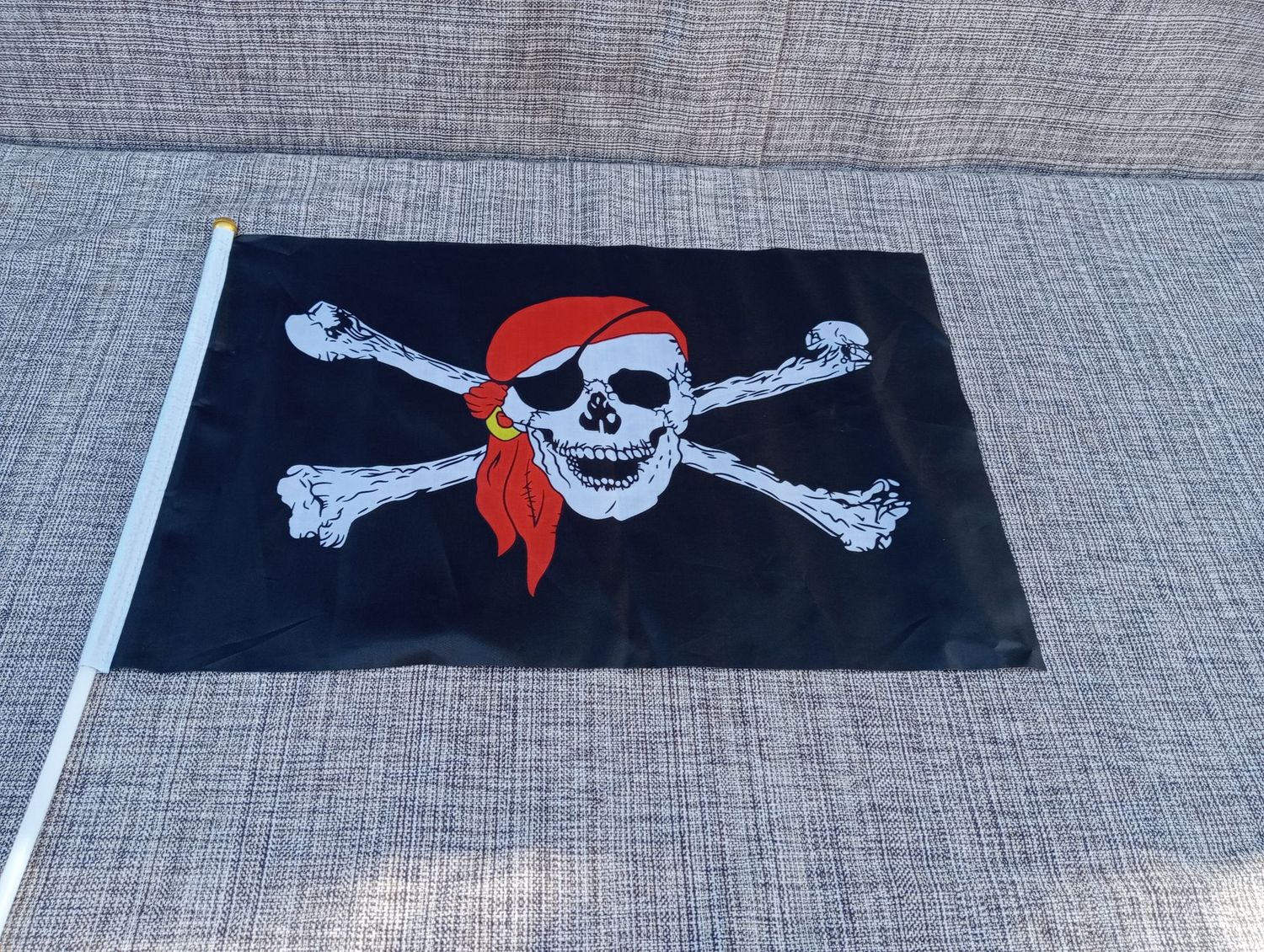Drapeaux de Pirate où Biker Composé "Crâne, Bandanas Rouge, Bandeau Œil, & 2 Os sur Fond Noir - Pour un Format A3 = 30 x 42 cm