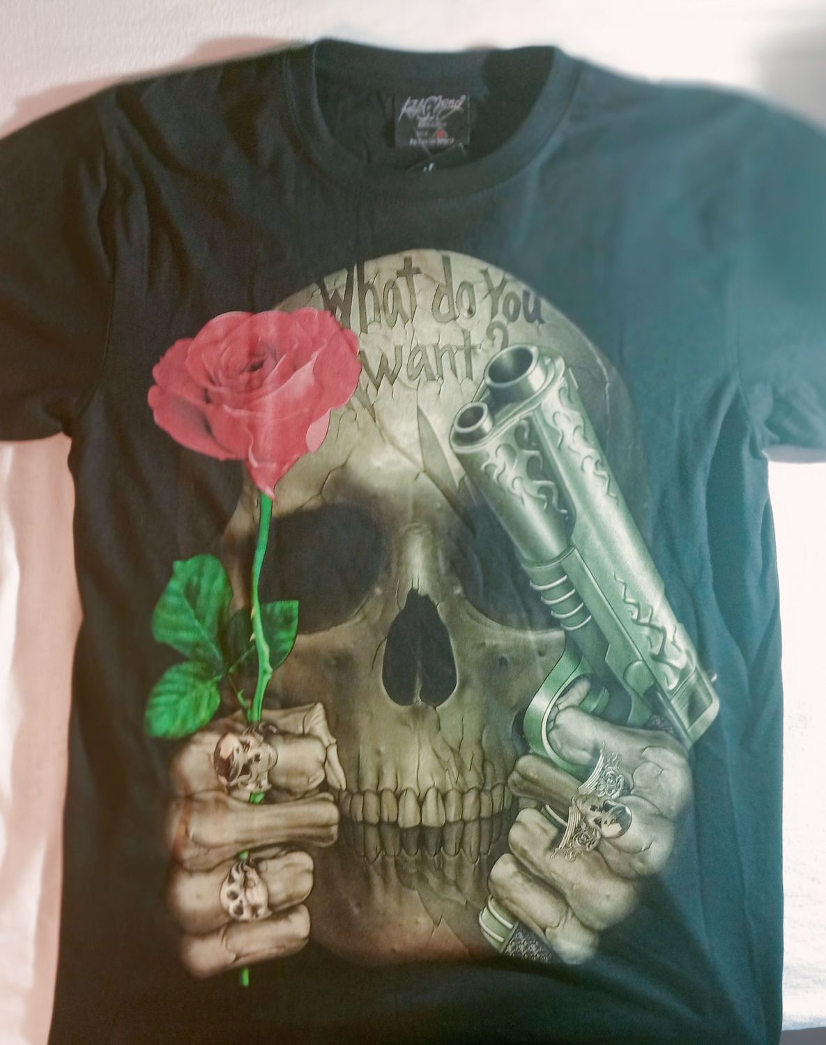 T-Shirt - M - Crâne Gris Tatoué "What do You Want" Dans Main Droite une Rose Rouge & Main Gauche un Pistolet, Paire de Main à Bagues sur un Fond Gris