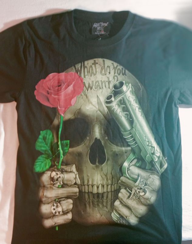 T-Shirt - M - Crâne Gris Tatoué T-Shirt - M - Crâne Gris Tatoué "What do You Want" Dans Main Droite une Rose Rouge & Main Gauche un Pistolet, Paire de Main à Bagues sur un Fond Gris