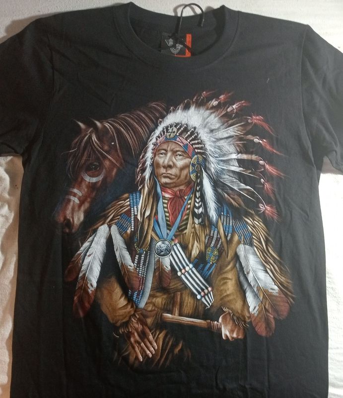 T-Shirt - M - Portrait d'un Chef Indien avec un Médaillon Bison et sa Veste Marron à Plumes & Derrière lui un Portrait Cheval Marron T-Shirt - M - Portrait d'un Chef Indien avec un Médaillon Bison et sa Veste Marron à Plumes & Derrière lui un Portrait Cheval Marron