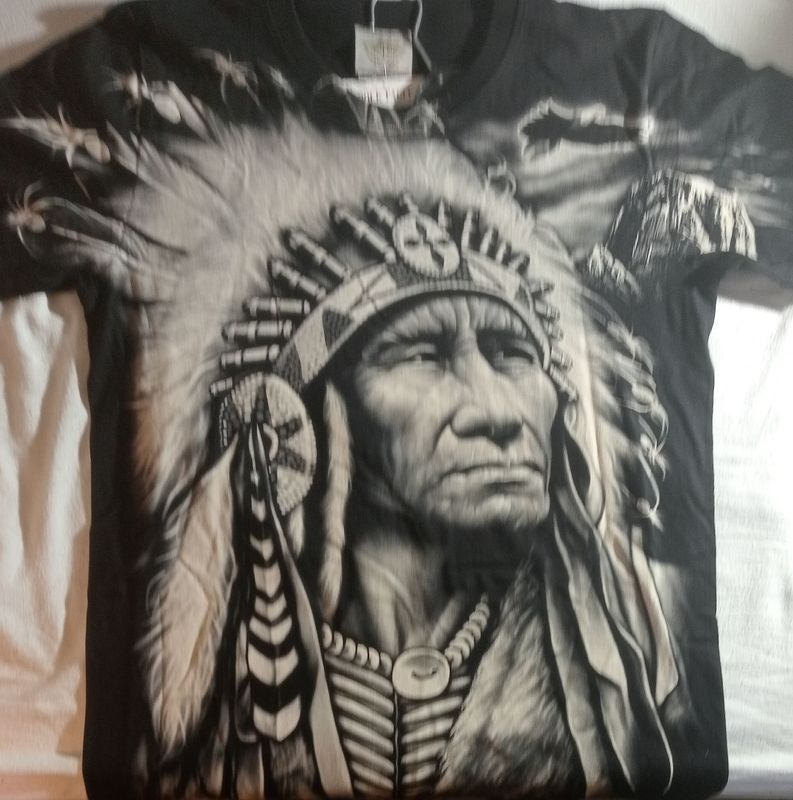 T-Shirt - L - Portrait d'un Chef Indien avec au Cou une Médaille sur Fond Montagne  Gris/Blanc