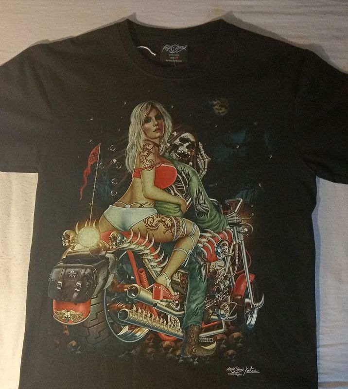 T-Shirt - M - Motard Biker Fait un Doigt d'Honneur Moto Rouge Crâne Vertèbre Derrière sa Girl Blonde en Maillot Rouge/Blanc