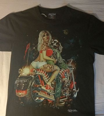 T-Shirt - M - Motard Biker Fait un Doigt d'Honneur Moto Rouge Crâne Vertèbre Derrière sa Girl Blonde en Maillot Rouge/Blanc
