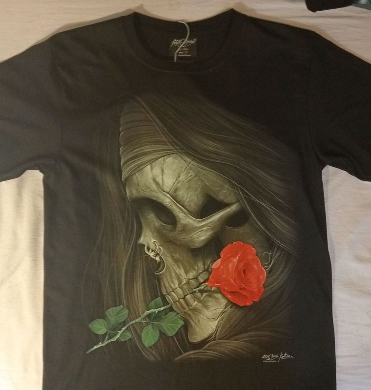 T-Shirt - M - Portrait d'un Crâne aux Cheveux Longue avec une Rose Rouge à la Bouche