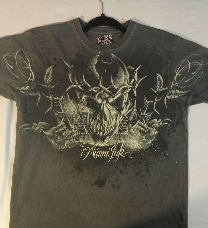 T-Shirt - S - Crâne Entourés de Branches et Feuilles "Miami Ink" et Croix sur Fond Gris