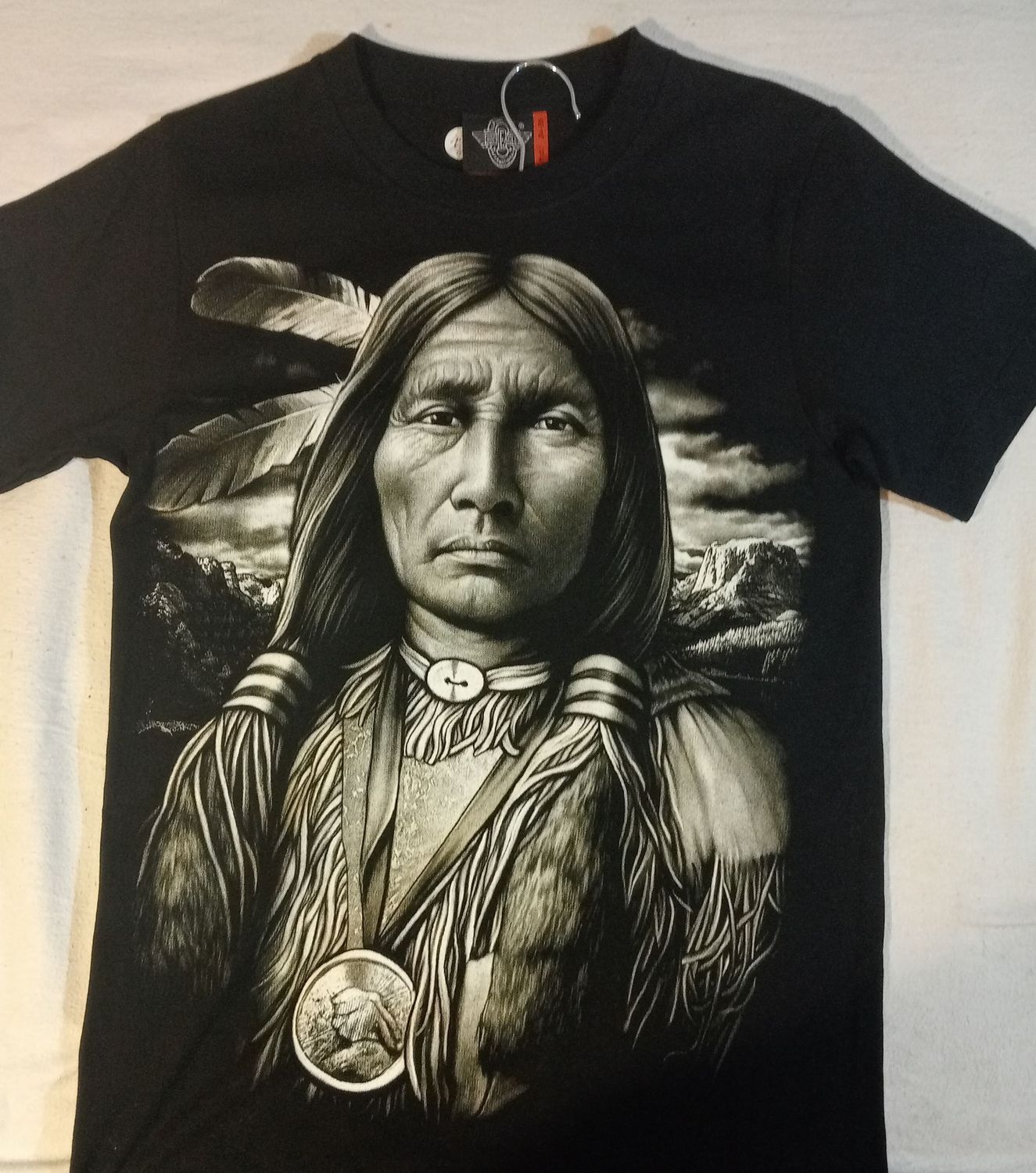 T-Shirt - S - Portrait d'un Indien à 2 Plumes, porte un Collier Médaillon, derrière  des Sapins, Montagne sur Fond un Gris/Noir
