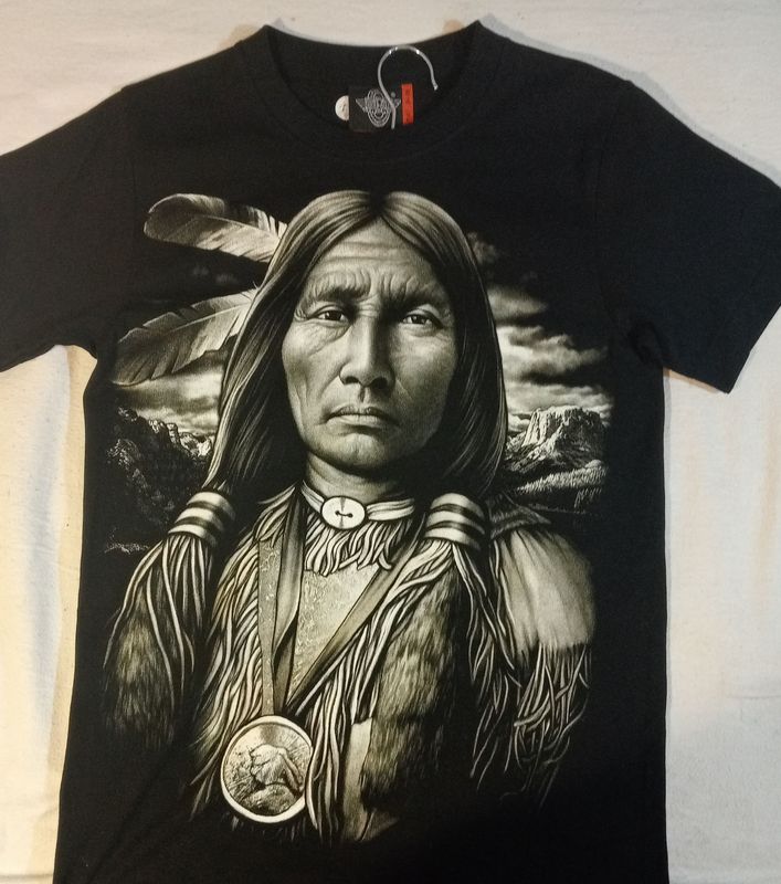 T-Shirt - S - Portrait d'un Indien à 2 Plumes, porte un Collier Médaillon, derrière  des Sapins, Montagne sur Fond un Gris/Noir