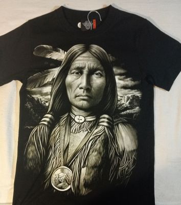T-Shirt - S - Portrait d'un Indien à 2 Plumes, porte un Collier Médaillon, derrière  des Sapins, Montagne sur Fond un Gris/Noir
