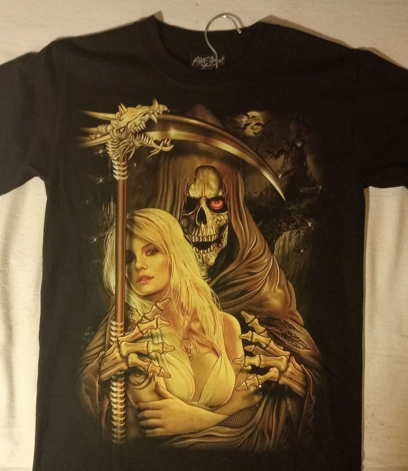 T-Shirt - S - Faucheur Capuche Marron avec sa Fourche Dragon, Entrelace sa Girl Blonde en Maillot Jaune sur Fond Montagne Marron