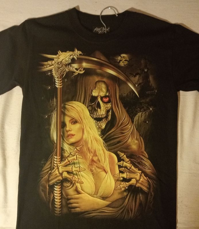 T-Shirt - S - Faucheur Capuche Marron avec sa Fourche Dragon, Entrelace sa Girl Blonde en Maillot Jaune sur Fond Montagne Marron