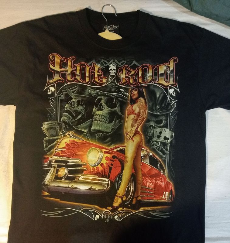 T-Shirt - L - Pontiac "Hot Rod Rouge" & sa Girl Tatouée, Maillot Rouge "Pin Up" en Arrière en Gris de "Trois Crânes Chapeau, Piercing & Dollars".