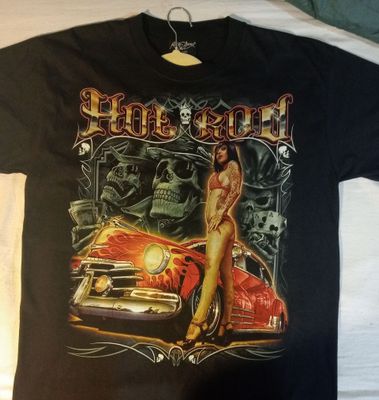 T-Shirt - L - Pontiac "Hot Rod Rouge" & sa Girl Tatouée, Maillot Rouge "Pin Up" en Arrière en Gris de "Trois Crânes Chapeau, Piercing & Dollars".