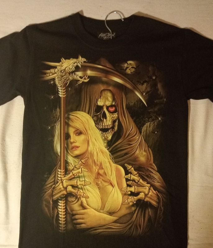 T-Shirt - XL - Faucheur Capuche Marron avec sa Fourche Dragon, Entrelace sa Girl Blonde en Maillot Jaune sur Fond Montagne Marron