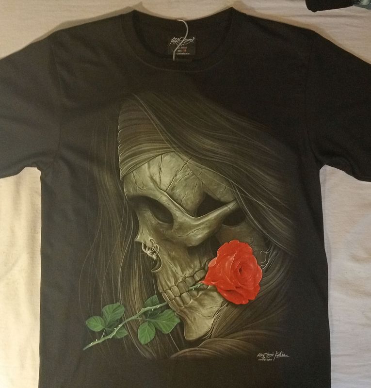 T-Shirt - XL - Portrait d'un Crâne aux Cheveux Longue avec une Rose Rouge à la Bouche