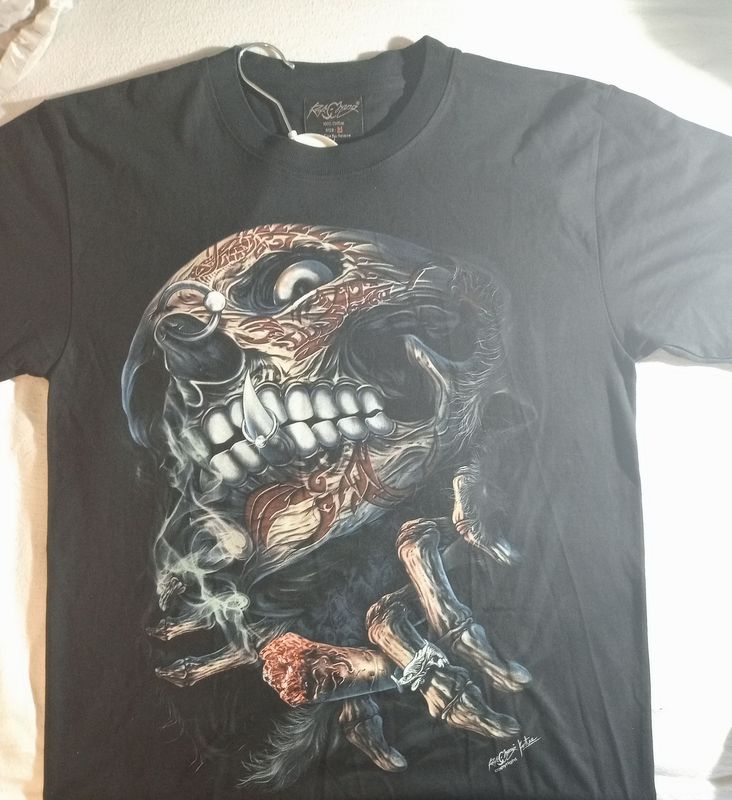 T-Shirt - XL - Crâne Tatoué Symbol Rouge, Croc à la Dentition & Pétard à la Main sur Fond  Bleu/Rouge