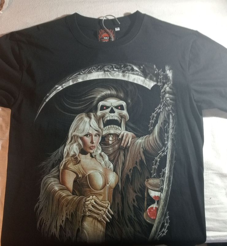 T-Shirt- XL - Faucheur Marron avec sa Chevelure et sa Girl Blonde aux Cheveux Longue Brandissant sa Fourche et son Sablier Rouge T-Shirt- XL - Faucheur Marron avec sa Chevelure et sa Girl Blonde aux Cheveux Longue Brandissant sa Fourche et son Sablier Rouge