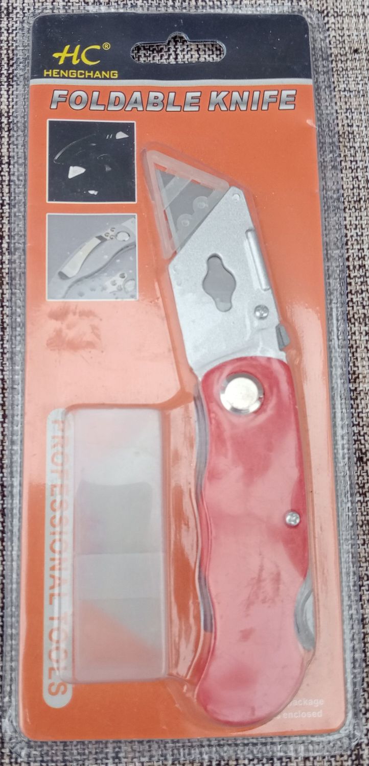 Cutter Rouge Professionnel, Très Ergonomique, Livré avec une Boîte de 10 Lames en Matière "Aluminium"