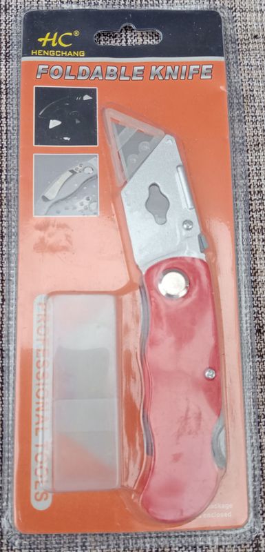 Cutter Rouge Professionnel, Très Ergonomique, Livré avec une Boîte de 10 Lames en Matière "Aluminium"