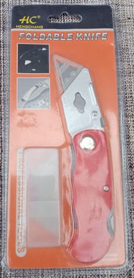 Cutter Rouge Professionnel, Très Ergonomique, Livré avec une Boîte de 10 Lames en Matière "Aluminium"