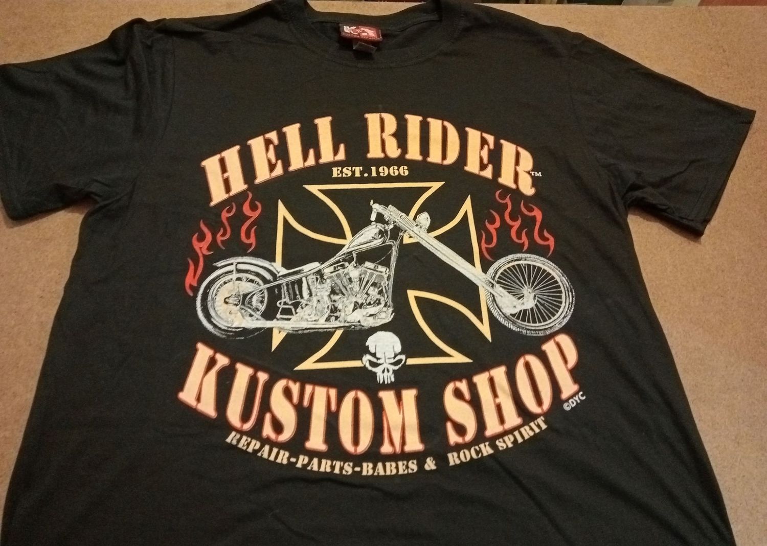 T-Shirt - L - Une Moto Chopper le Feu sur les Pneu dessous une Croix avec Logo "Hell Rider Kustom Shop"