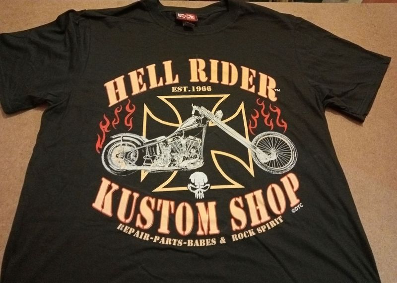 T-Shirt - L - Une Moto Chopper le Feu sur les Pneu dessous une Croix avec Logo "Hell Rider Kustom Shop"
