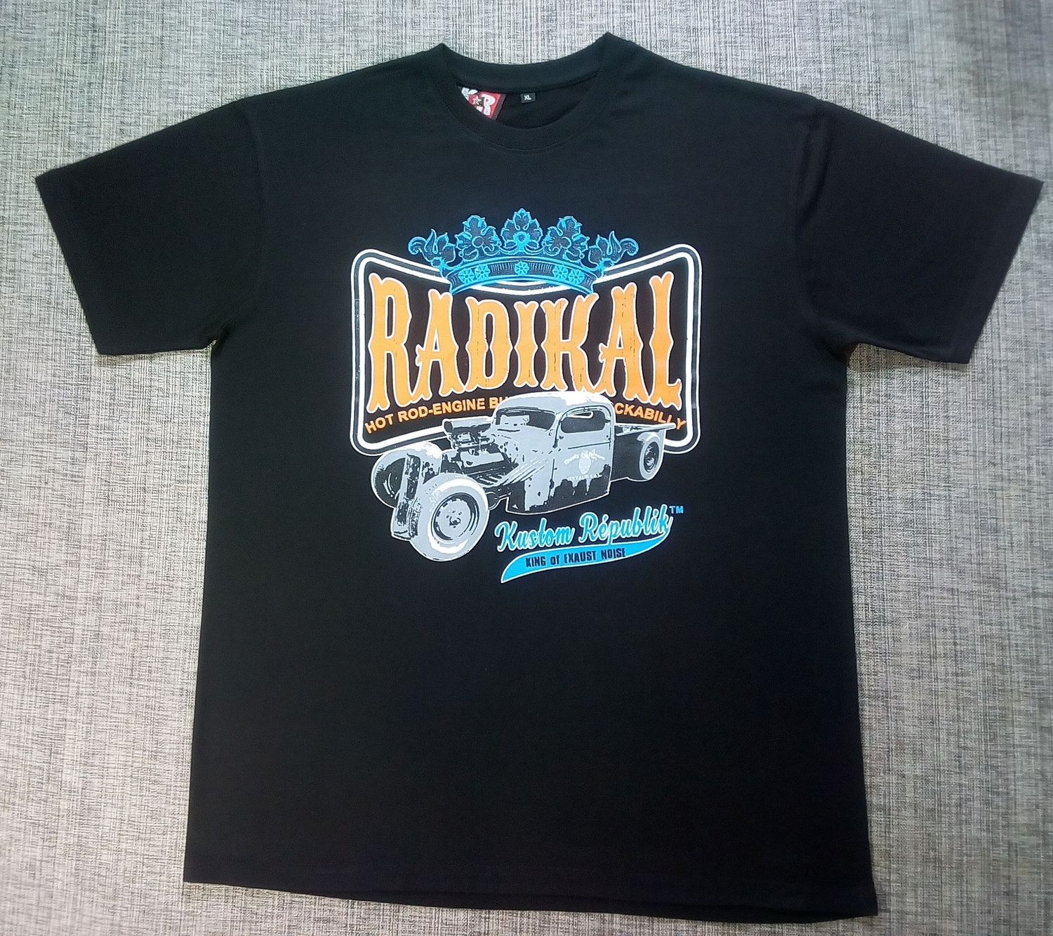 T-Shirt - XL - Un Hot Rod-Engine en Gris avec Logo "Radikal" dessus une Couronne Bleu.