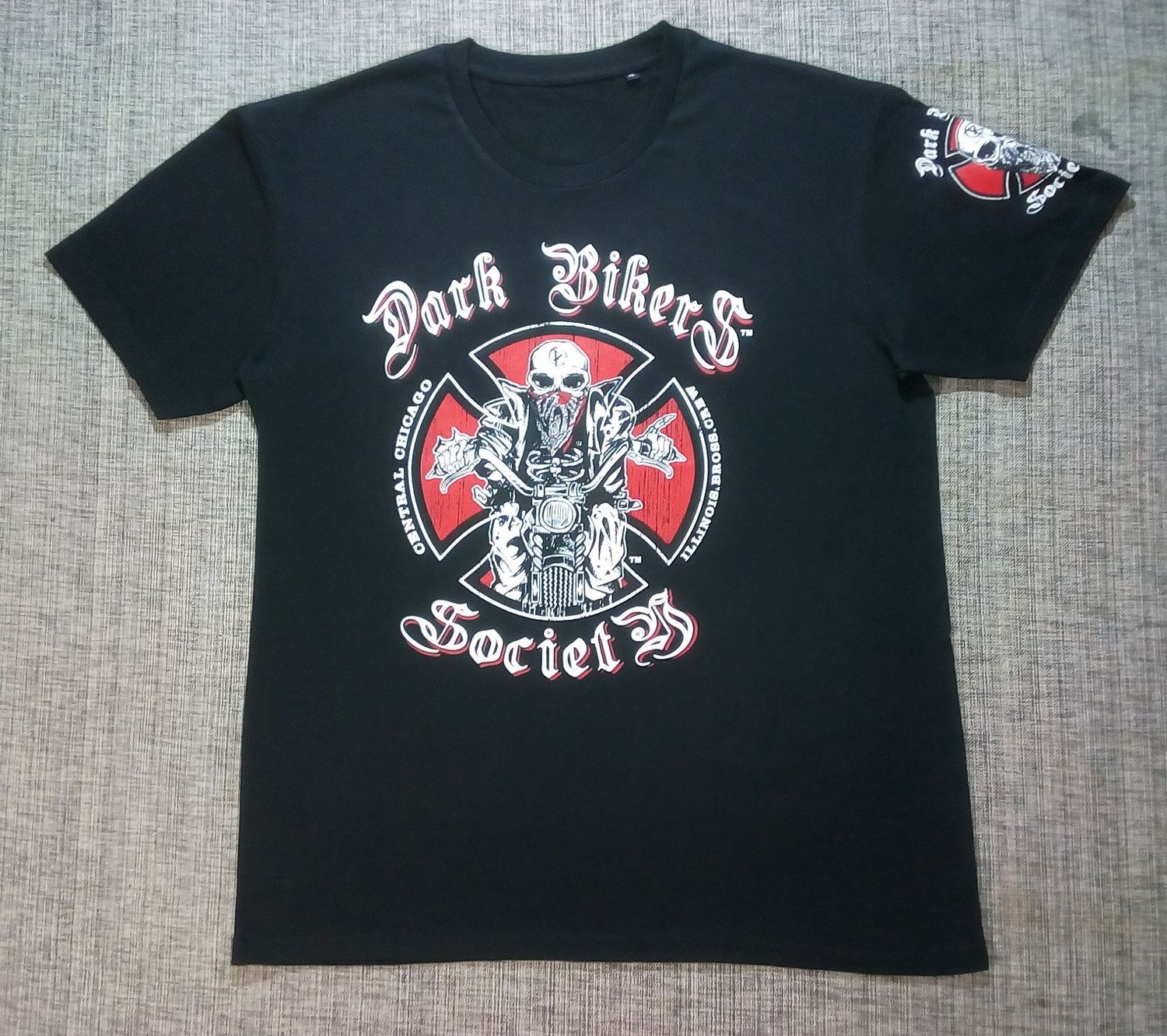T-Shirt - 2XL - Un Motard Biker en Bandana dessous une Croix avec Logo "Dark Bikers Society".