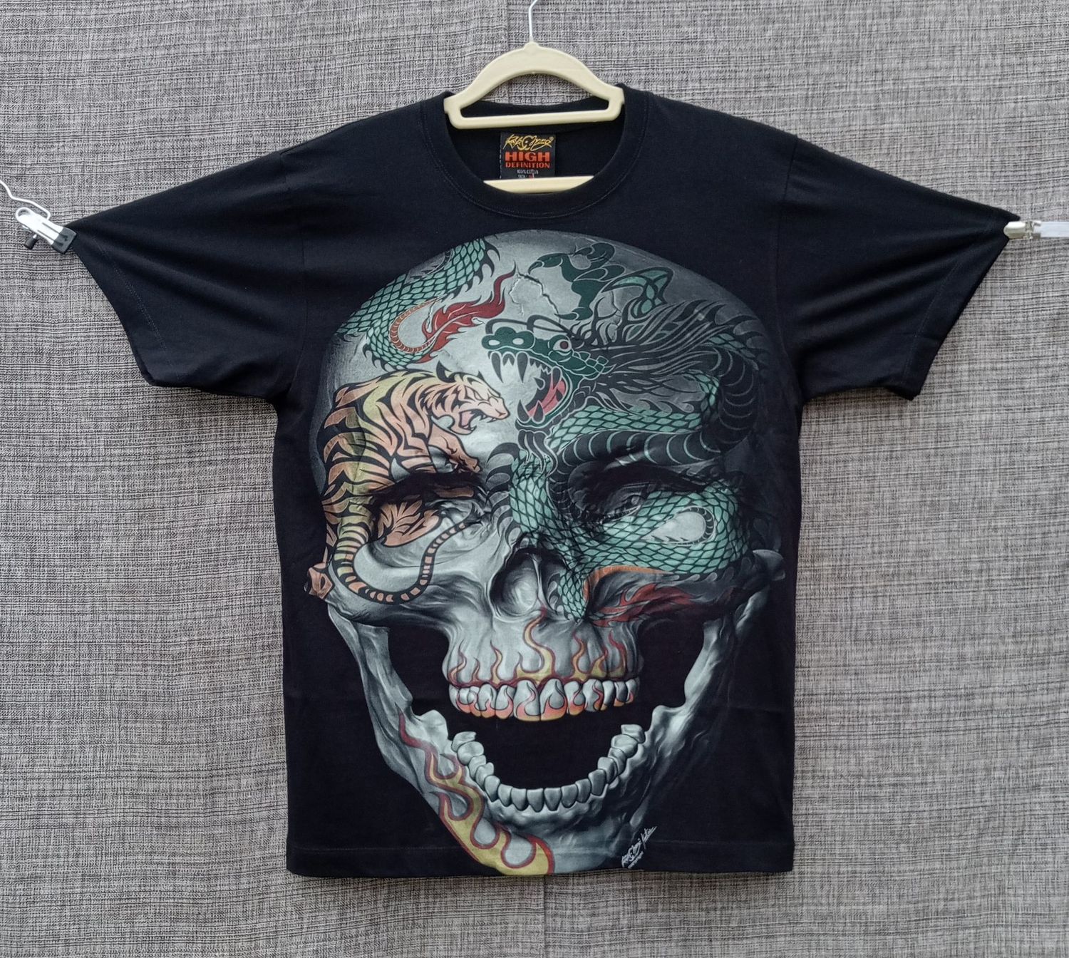 T-Shirt en HD - M - Portrait d'un Crâne Tatoué sur le visage d'un Dragon et d'un Tigre à l'arrière d'un Aigle.