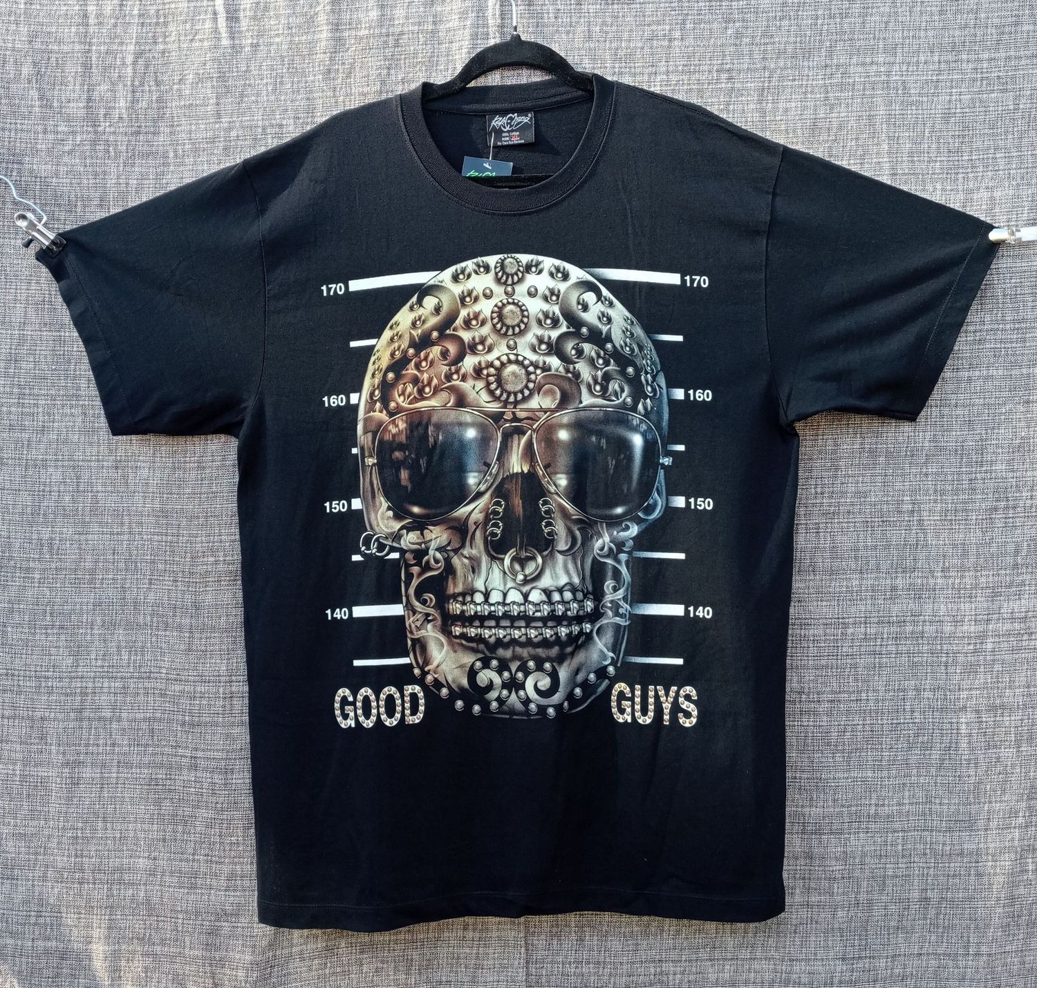 T-Shirt - XL - Crâne Tatoué sa Fiche "Good Guys" avec sa paire de Lunette, un Piercing au Nez, plus un joli Dentier.