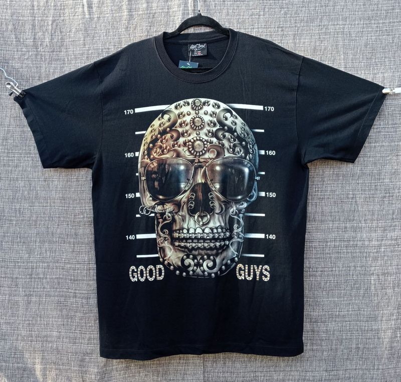 T-Shirt - XL - Crâne Tatoué sa Fiche "Good Guys" avec sa paire de Lunette, un Piercing au Nez, plus un joli Dentier.