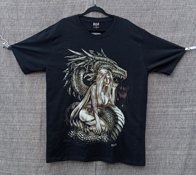 T-Shirt - XL - Une Girl en Maillot, Tatouée de Roses, Symboles et Assis sur son Dragon Gris/Marron avec Ville en Font Marron