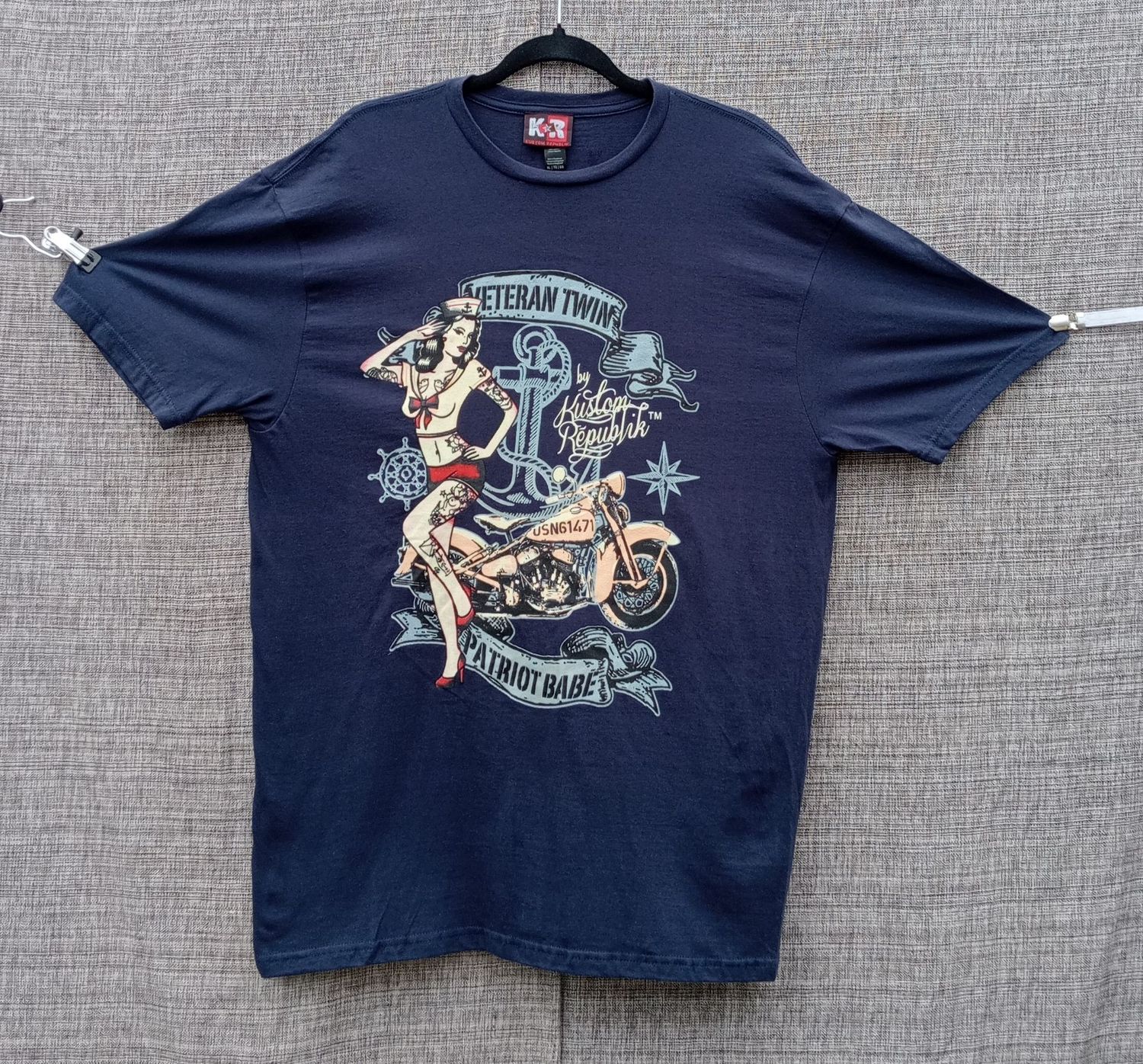 T-Shirt Bleu Marine - L - Moto Couleur Camel Militaire "USN41471" avec sa Pin Up Représente "Patriot Babe pour les  Vétéran Twin".